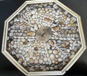 Marco octogonal dorado, collage de Conchas de tonos pálidos, obra de un particular.?
